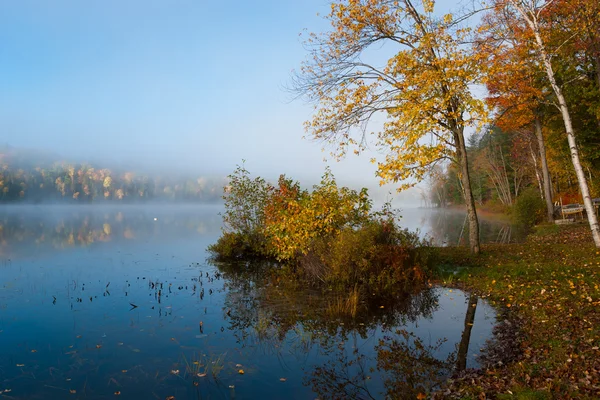 Mlhavé ráno chata jezero. — Stock fotografie