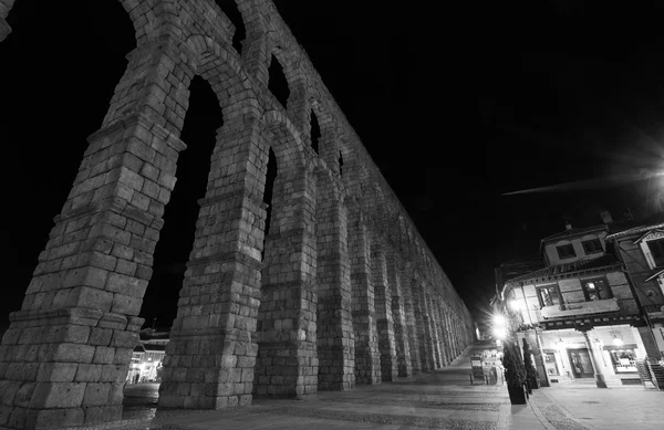 Ponte de água imponente velha . — Fotografia de Stock