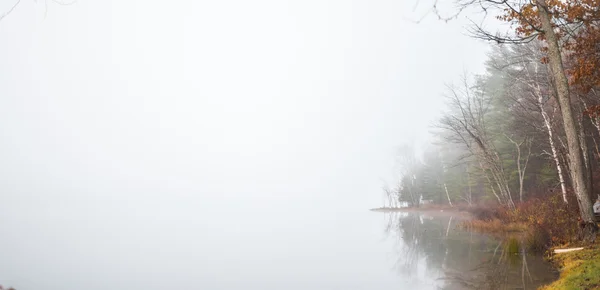 Early morning fog on a lake near Ottawa, Ontario. — Stock Photo, Image
