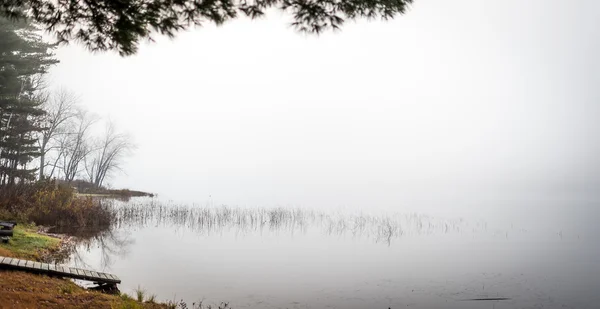 Vroege ochtend mist op een meer in de buurt van Ottawa, Ontario. — Stockfoto