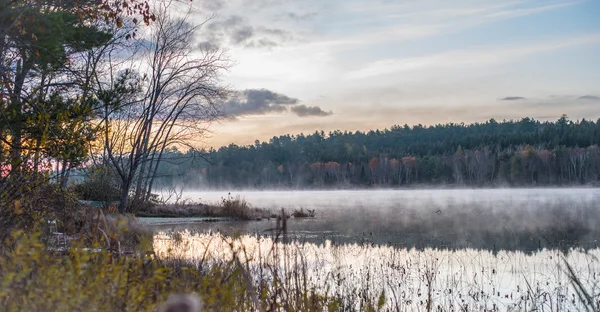 Vue imprenable sur le lac Sunrise avec du brouillard s'élevant de l'eau chaude à l'air frais . — Photo