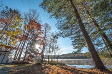 Misty Gölü gündoğumu sayısı gelen sıcak suyu serin havaya yükselen sis ile.