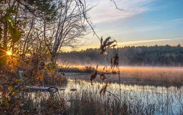 Misty Lake Sunrise weergaven met mist stijgen van warm water in koele lucht. — Stockfoto