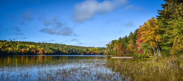Il colore autunnale brilla sul lago e nella foresta a fine settembre . — Foto Stock