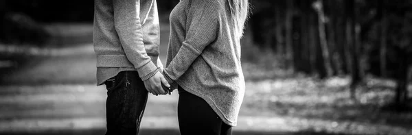 Casal jovem de frente para o outro, segurando as mãos, preto e branco, expressando amor , — Fotografia de Stock