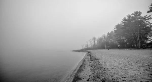 Solitaria playa vacía en blanco y negro. — Foto de Stock