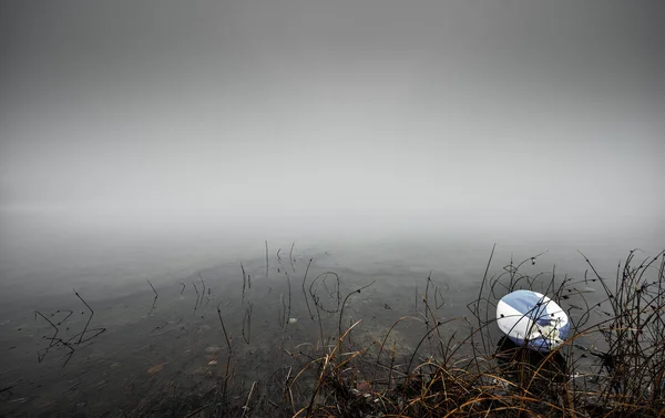 Unloved Beach Ball left abandoned in the fog. — Stock Photo, Image