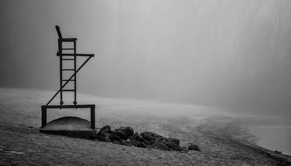 Порожнє крісло рятувальника на пляжі в листопаді ранкового туману . — стокове фото
