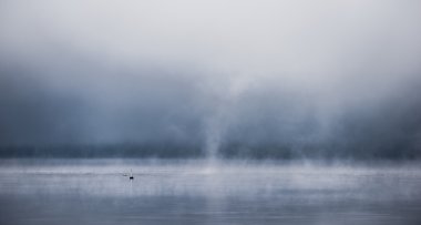 Maviden yükselen - Ottawa River - iki ortam yatay Böl - hava ve su sis hatta basık sis görsel bir manzara oluşturur.