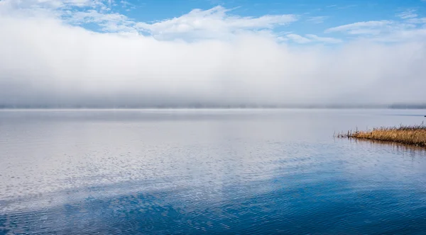 Dividir horizonte azul. Cobertor de névoa que desce do rio Ottawa . — Fotografia de Stock