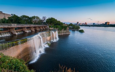 Rideau Falls yaz akşam olarak yaklaşımlar.