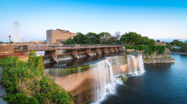Rideau Falls yaz akşam olarak yaklaşımlar.