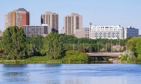 Řeky Ottawy a capitol panorama města podél dálnice - pozdní jarní odpoledne - brzy večer přístupy. — Stock fotografie