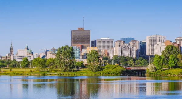 Ottawa River e Capitol city skyline lungo il parco - tardo pomeriggio primaverile - si avvicina la sera presto . — Foto Stock