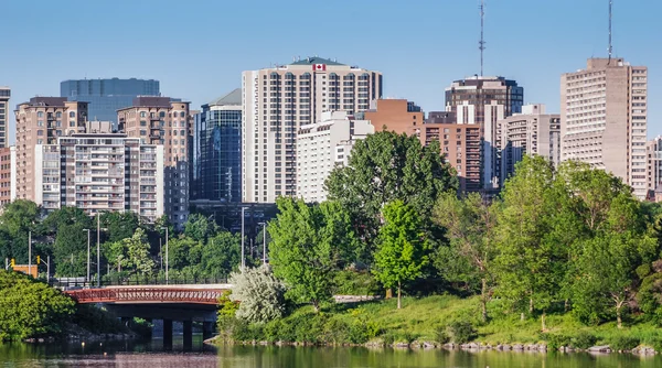 Ottawa River and capitol city skyline along the parkway - late springtime afternoon - early evening approaches. — Stock Photo, Image