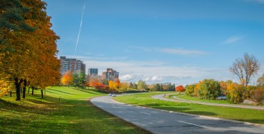 Sonbahar öğleden sonra güneş gezi boyunca nehir parkway döşeli yollar sarma - Ottawa telafi.