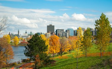 Parkway - güneşli öğleden sonra yaya yolu boyunca Ottawa nehir ve capitol şehir manzarası.