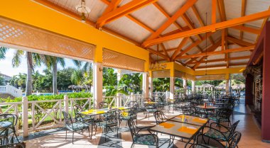 Güzel güneş öğleden sonra ve öğle yemeği açık havada bir açık yemek Oda Varadero, Küba'da bir tatil.