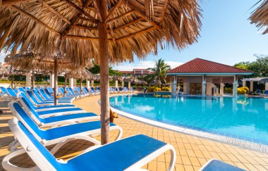 Güzel mavi gökyüzü tatil Küba'da. Havuzu görünümünden, Varadero getaway tatil.