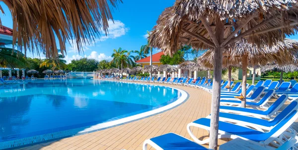 キューバの美しい青空の休日。プールからの眺め、バラデロで休暇休暇. — ストック写真