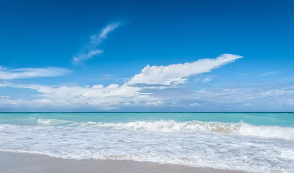 Piękne błękitne niebo Varadero scenę plaża wakacje - wypoczynek na plaży wakacje na Kubie. — Zdjęcie stockowe