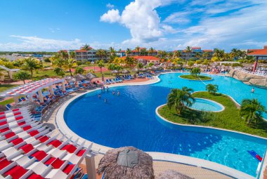 Güzel mavi gökyüzü tatil Küba'da. Havuzu görünümünden, Varadero getaway tatil.