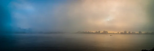Ottawa city skyline on a dense fog morning on the Ottawa River. — Stock Photo, Image