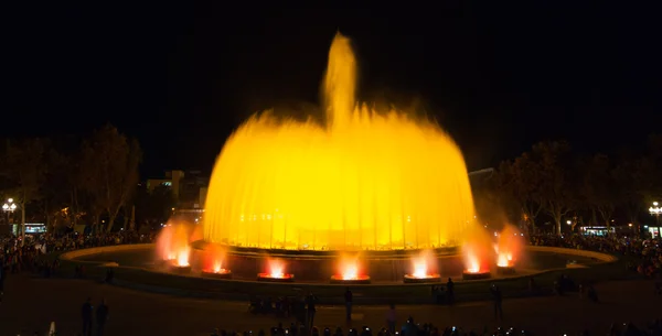 Noční čas v Barceloně, Španělsko na Kouzelná fontána. — Stock fotografie