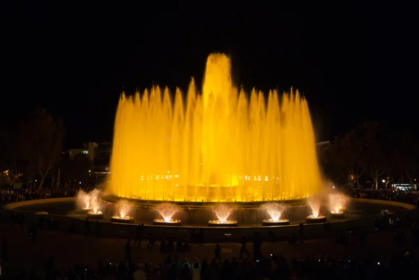 Nacht in Barcelona, Spanien am magischen Brunnen. — Stockfoto
