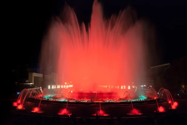 Nacht in Barcelona, Spanien am magischen Brunnen. — Stockfoto