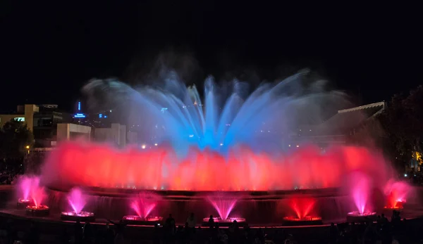 Nacht in Barcelona, Spanien am magischen Brunnen. — Stockfoto