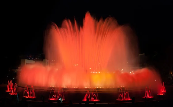 Nacht in Barcelona, Spanien am magischen Brunnen. — Stockfoto