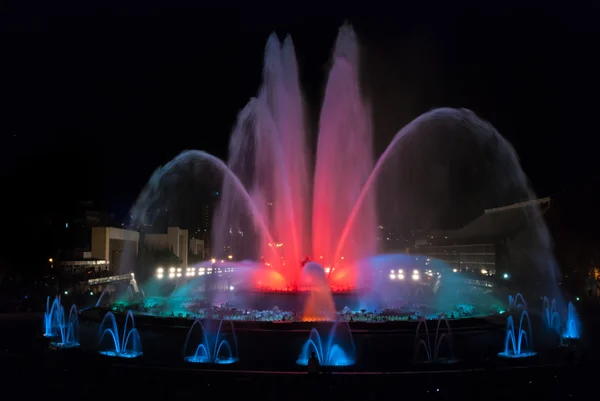 Nacht in Barcelona, Spanien am magischen Brunnen. — Stockfoto