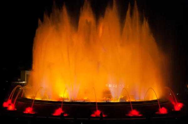 Nacht in Barcelona, Spanien am magischen Brunnen. — Stockfoto