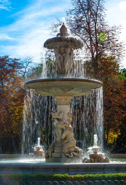 Lovely fountain in the city of Madrid's Retiro park. — Stock fotografie