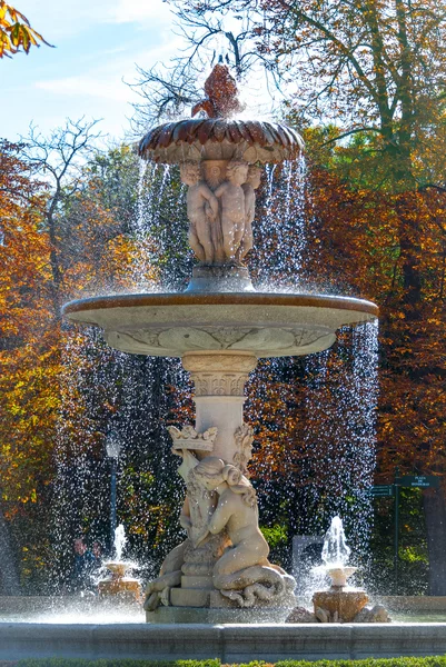 Lovely fountain in the city of Madrid's Retiro park. — Stock fotografie