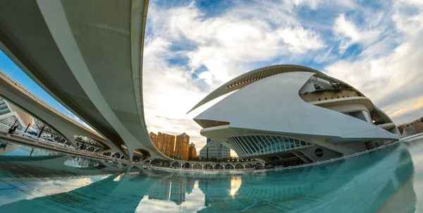 オペラハウス、パラオ ・ デ ・ レ ソフィア王妃芸術センター芸術を特徴 Valencia 都市景観. — ストック写真