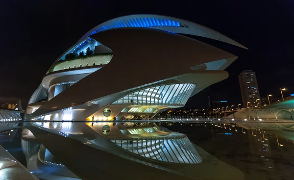 Warm November nacht - Valencia stadsgezicht met het Opera house, Palau de les Arts Reina Sofia — Stockfoto