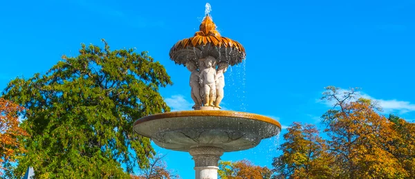 Fontes encantadoras no parque Retiro da cidade de Madrid . — Fotografia de Stock