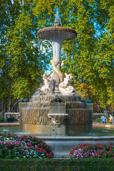 Krásné fontány v městě madridského parku Retiro. — Stock fotografie