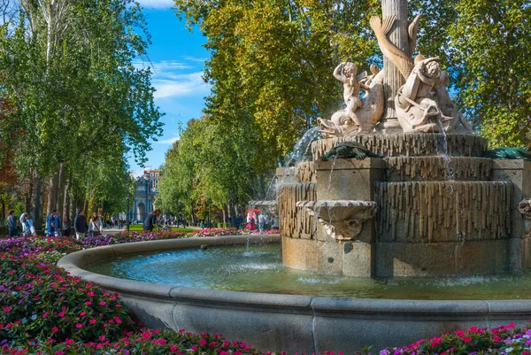 Krásné fontány v městě madridského parku Retiro. — Stock fotografie