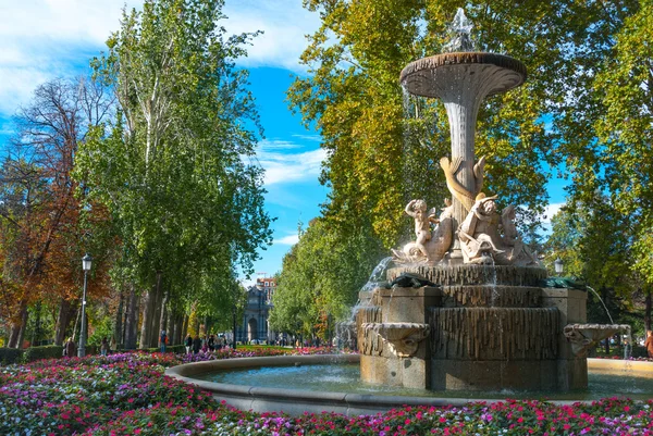 Schöne brunnen in der stadt madrid 's pensiro park. — Stockfoto