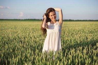 Buğday tarlasında güzel bir kadın