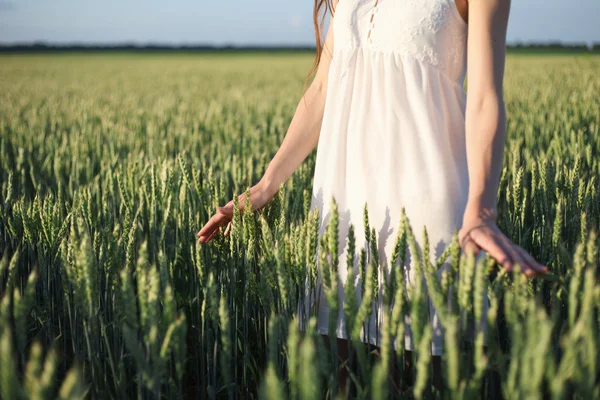 Frau berührt Weizenähre — Stockfoto