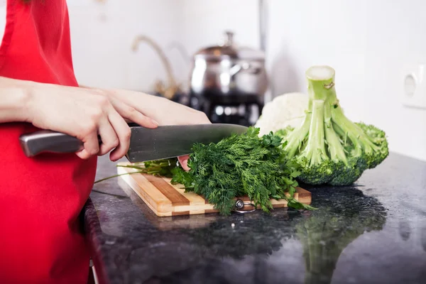 Woman cutting vegetables — Stock Photo, Image