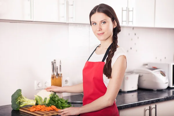 Mulher jovem cozinhar na cozinha. — Fotografia de Stock