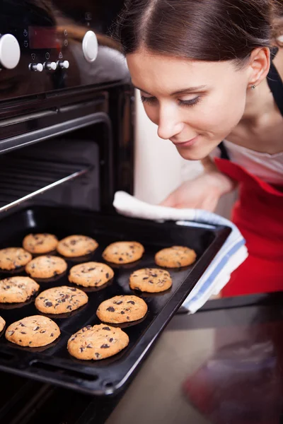 Young woman cooking cookies — Stock Photo, Image