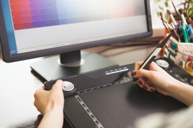 Grafik tablet ile çalışan kadın