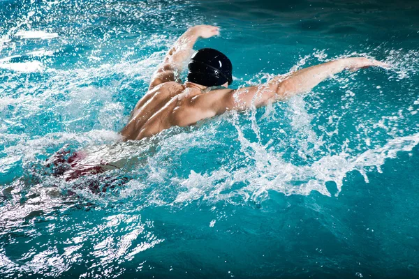 Giovane uomo sano con il corpo muscolare nuota — Foto Stock