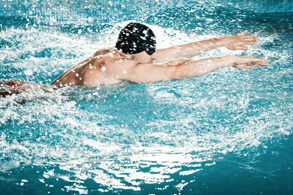 Nuotatore dinamico e in forma — Foto Stock